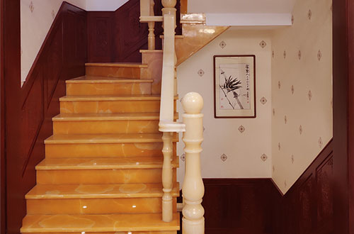 历城中式别墅室内汉白玉石楼梯的定制安装装饰效果